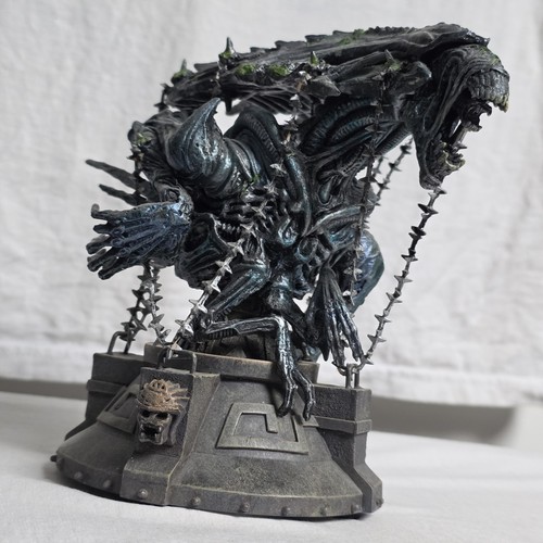 Captive alien queen - queen, statue