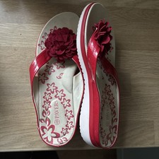 PAVERS RED FLORAL TOE PEG SANDALS SIZE 6