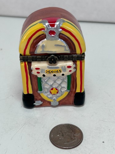 Vtg trinket pill box - box, porcelain