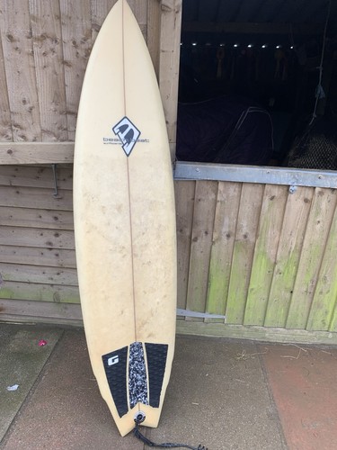 Beach beat surfboard with tri - surfboard,