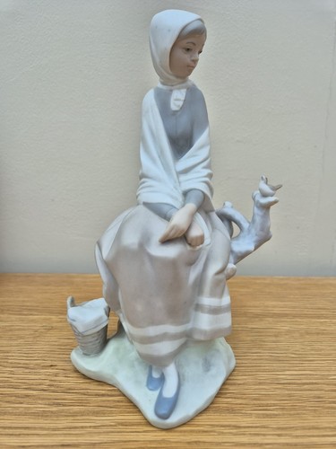 Figurine girl with bird - figurine,