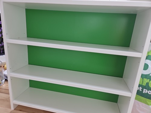 Small white desktop - , bookshelf
