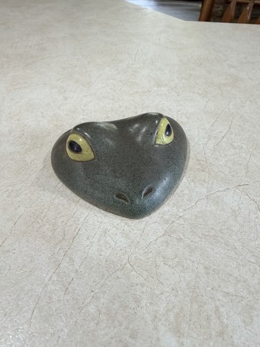 Frog head figurine - frog, paper