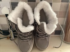 Bench Size 5 Light Grey Boots