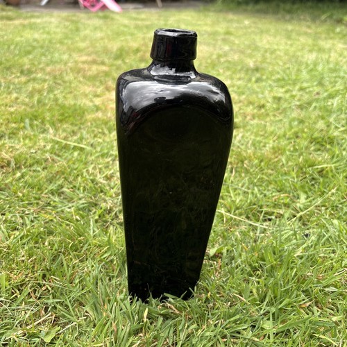 Dark olive black glass - olive/black,