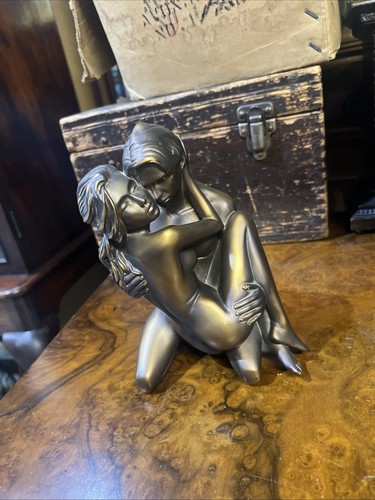 Lovers embrace bronzed effect - lovers, embrace"