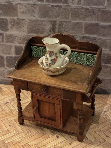 Dolls house scale - house, 1/12