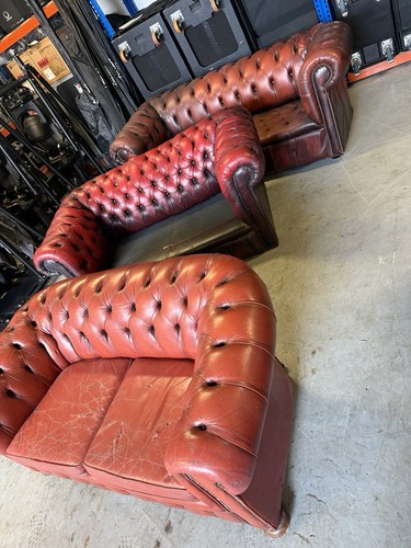 Red chesterfields oxblood - red,
