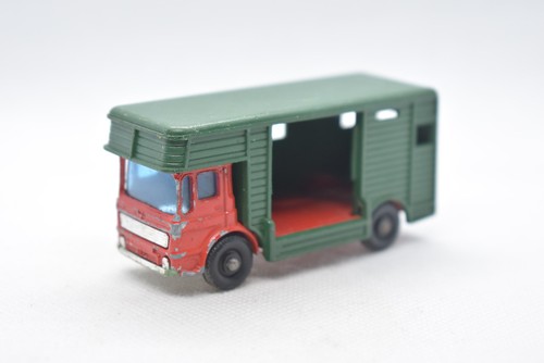 Lesney matchbox red - red, horse
