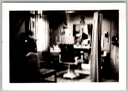 Vtg snapshot interior - b&w,