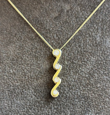 STUNNING 18CT YELLOW GOLD DIAMOND PENDANT / NECKLACE