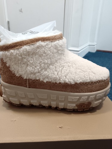 Bnwt genuine ugg venture - bnwt, daze