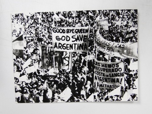 Falklands crisis crowd banners - crisis,
