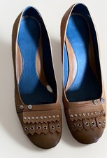 Clarks Womens Leather Kitten Heel Fringe Stud Court Shoes UK Size 5 Tan G.C.