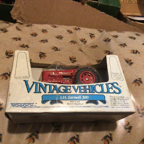 Ertl farmall 300 boxed - ertl,