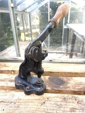 VINTAGE CAST IRON MANUAL LEATHER HOLE PUNCHER