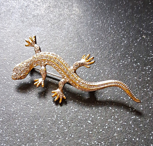 Gold tone lizard brooch pin - gold,