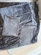 Crushed Velvet King Duvet With two Pillow Cases in grey.