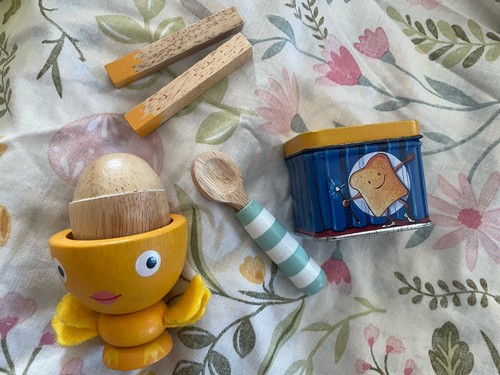 Toy van egg cup set - le,
