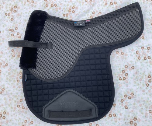 Numnah grippy cushioned