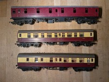 TRIANG GROUP OF 3 BR MK1 CRIMSON AND CREAM AND MAROON COACHES