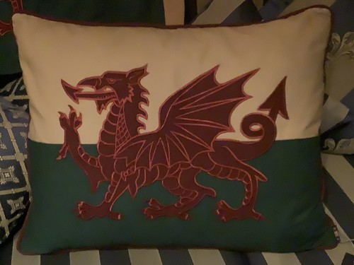 Welsh flag red dragon passant - /red,