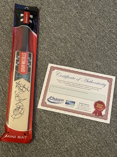 Mini cricket bat signed - bat,