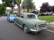 Photo 6x4 Classic car outside