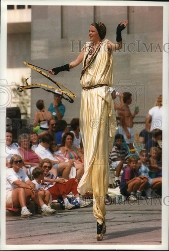 1995 press photo stilt walker - stilt,