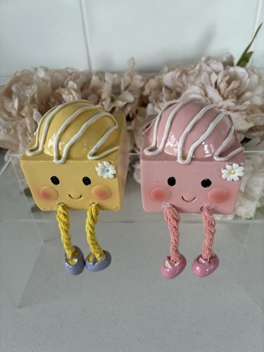 Pair fondant french fancy - of,