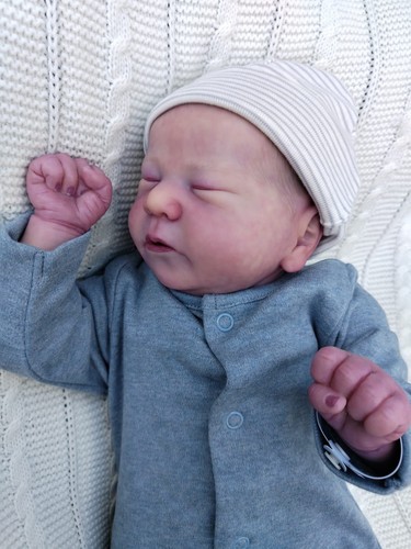 Beautiful reborn doll - doll,, hand