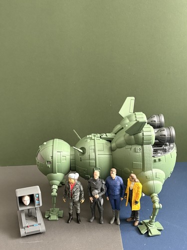 Red dwarf starbug with crew - dwarf, 1