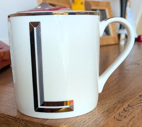 Next letter mug white - l, gold