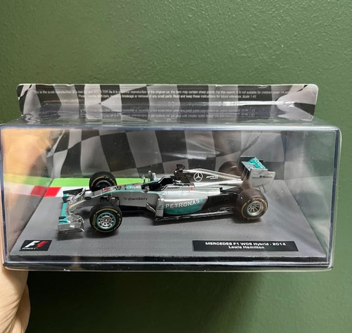 Lewis hamilton mercedes - 1:43,