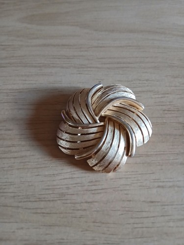 Vintage crown trifari textured - trifari,