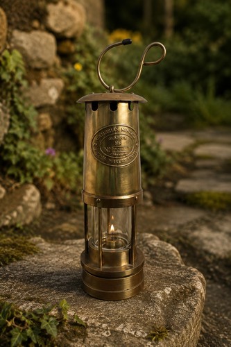 Vintage miners lamp - e., thomas