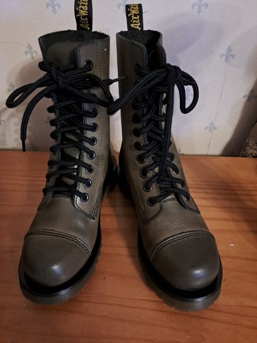 Nwot martens hole brown - dr, 10