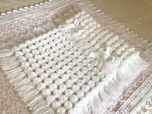 All white pompom - all, blanket