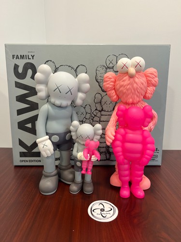 Kaws family vinyl - family, figures