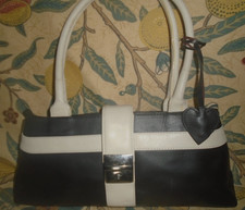TOMMY & KATE BLACK/CREAM LEATHER HANDBAG, 2 HANDLES,POCKETS 35X15X7CM
