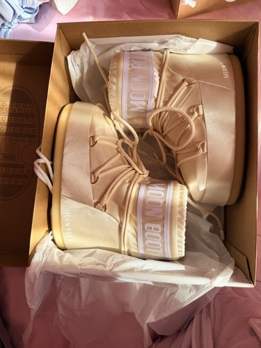 Moon boots champagne size 6 - boots,