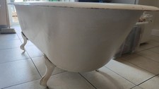 Antique Roll Top Bath, Cast