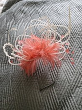 ***CREAM & CORAL PINK FEATHER FASCINATOR HEADBAND - RACES/WEDDING/EVENING HAT***