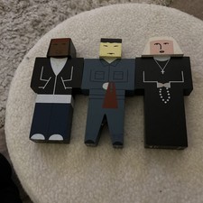 THREE FIGURES WOODEN MOVING HEADS