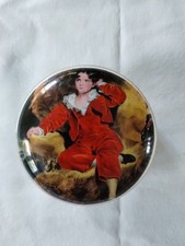 A Beautiful Round Trinket Box Berkshire Bone China. Made In England