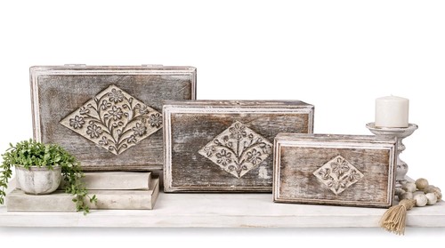 Set hand carved wooden - of, 3