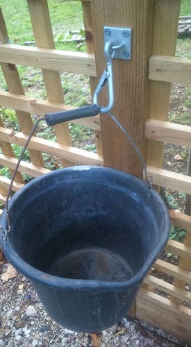 Bucket plate stables