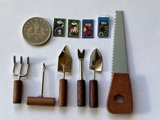 Garden Tools 2 Trowels/Saw/Weeder/Fork /Seed Packets 1:12 Scale Dolls House