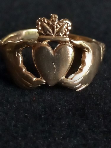 9ct gold claddagh ring - a,