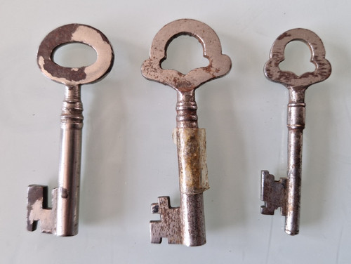 Bundle vintage keys - of,